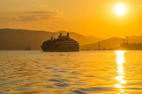 A large liner sails in the rays of the sunset along the Boka-Kotorska Bay. Mo Stock-Fotos