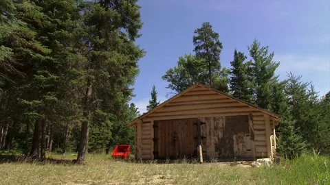 Large Log Shack / Shed in the Middle of the Country Vídeos de archivo 241943099