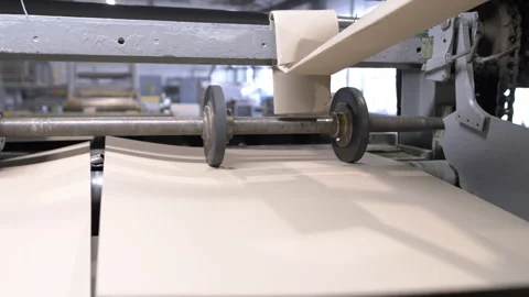 Large machine with mechanisms for leveling paper material Видео 303103995