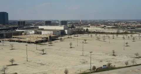 A large mall remains closed during the coronavirus pandemic of 2020 스톡 동영상 128128244