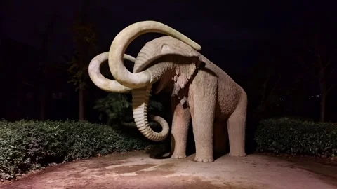Large mammoth stone statue illuminated in Parc de la Ciutadella, Barcelona Vidéo 337795343
