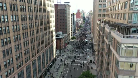 Large Manhattan Protest Crowd fills Avenue between City Buildings Vídeo Stock 131602629