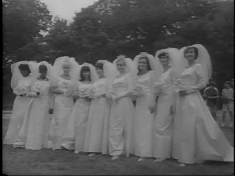 Large Mass Wedding "Wed-In" Brides and Grooms in park Video stock 77632068
