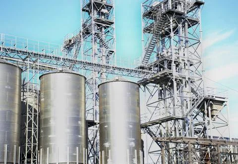 Large metal containers of a modern elevator for drying and storing grain crops Stock-Fotos
