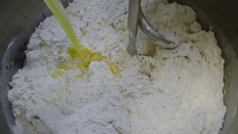 Large mixer mixes the flour in bread dough 動画素材 69777762