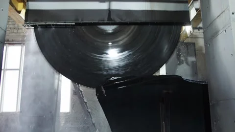 A large modern machine with a circular saw that cuts a large porcelain stoneware Vídeo Stock 255634762