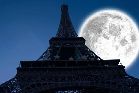 Large moon over Eiffel tower Fotos Stock