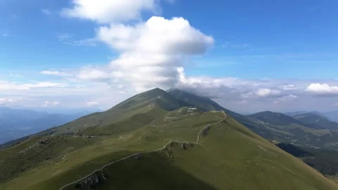 A large mountain in the background Vidéo 156843245