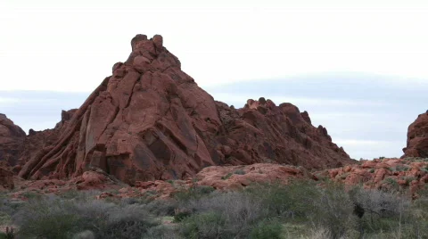 Large Mountain in Desert Stockbeeldmateriaal 702627