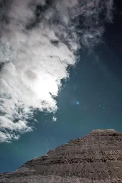 Large mountain under starry sky landscape photo Stock-Fotos