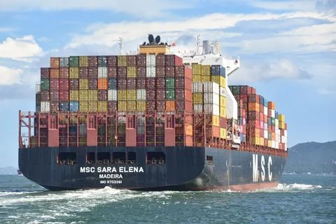 A Large MSC Container Ship Leaves Hong Kong Port Foto stock