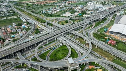 Large Multi-level Highway Interchange With Heavy Traffic Flow In Bang Phli .. Foto stock
