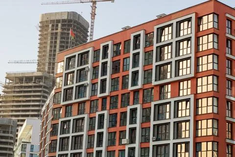 A large multistory building with many windows is under construction Fotos de archivo