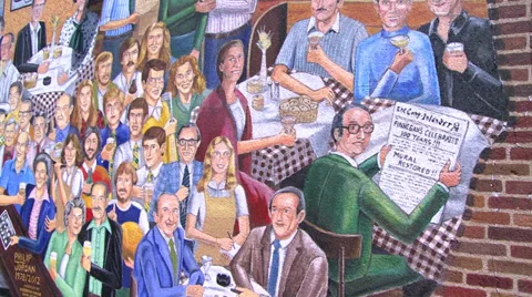 Large mural on the side of a city building Vídeos de archivo 32302354