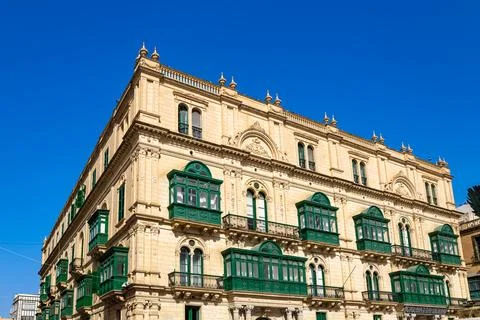 Large neoclassical limestone building with iconic Maltese balconies situate.. Stock-Fotos