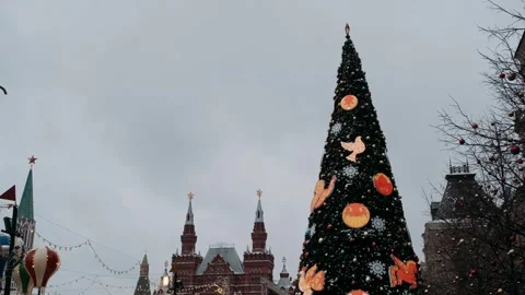  large New Year tree against the backdrop of the Kremlin in Moscow Stock Footage 295981049