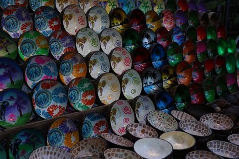 A large number of beautiful plates with patterns on the Thai market. Thai Cul Stock Photos