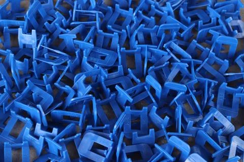A large number of blue plastic elements of the tile leveling system Foto stock