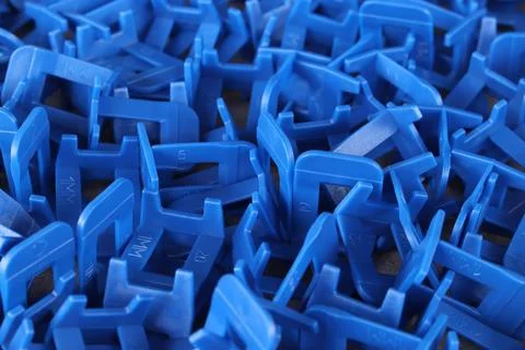 A large number of blue plastic elements of the tile leveling system Foto stock
