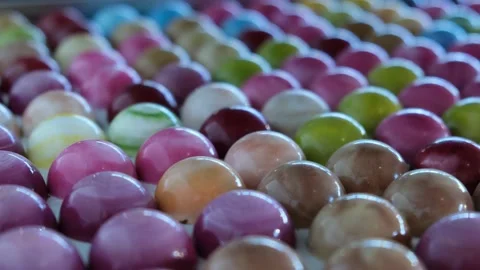 A large number of bonbon chocolates. Vídeos de archivo 133412424