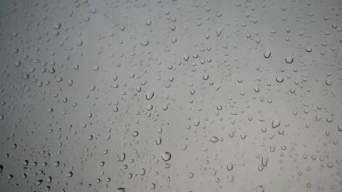 Large number of drops from the rain on the window glass. Panorama moves to the Vidéo 92725580
