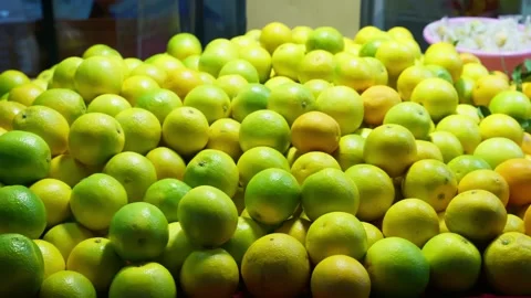A large number of green oranges were piled up together 스톡 동영상 322777799