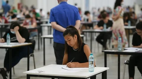 Large number of students sustaining a written exam indoors of a huge hall Video stock 201783879