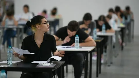 Large number of students sustaining a written exam indoors of a huge hall Video stock 201783885