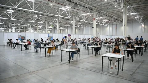 Large number of students sustaining a written exam indoors of a huge hall Video stock 201783891