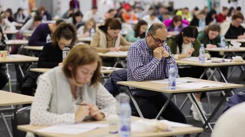 Large number of students sustaining a written exam indoors Видео 257564584