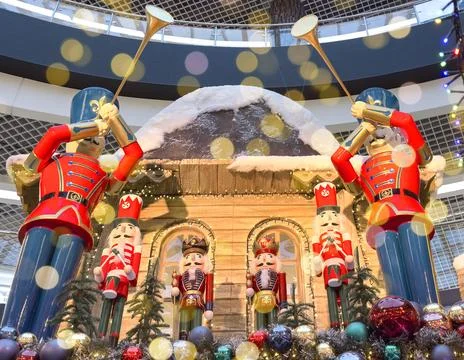 Large nutcracker soldier figures playing trumpets as part of a festive Chri.. Foto stock