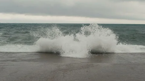 Large ocean waves breaking on the boardwalk with great force Video stock 68352806