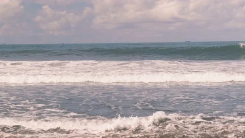Large ocean waves crash against each other against the background of the horizon 動画素材 186974871