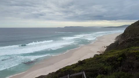 Large Ocean Waves from hilltop in 4k with beach 库存影片 277601164
