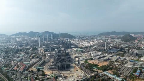 Large Oil Refinery Facility Operating Near The Coast In Si Racha Chonburi T.. Stock Photos