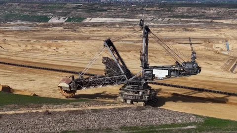 Large old excavator in open mine Vídeos de archivo 332708761