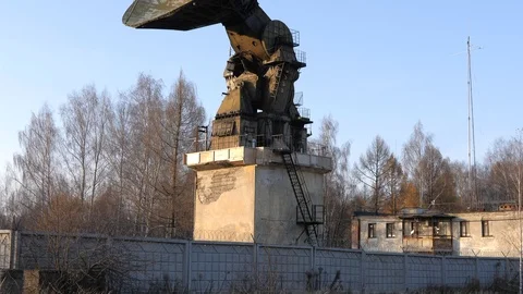 A large old radar at an old base in the middle of the forest. 動画素材 121128092
