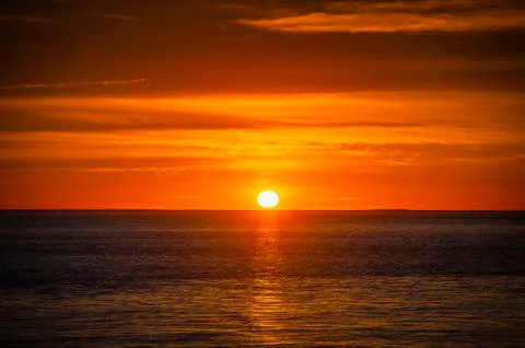 Large orange sunset above the ocean, France Foto stock