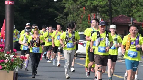 Large Pack of Runners on Scenic Mountain Road, Lushan Race 스톡 동영상 346718352