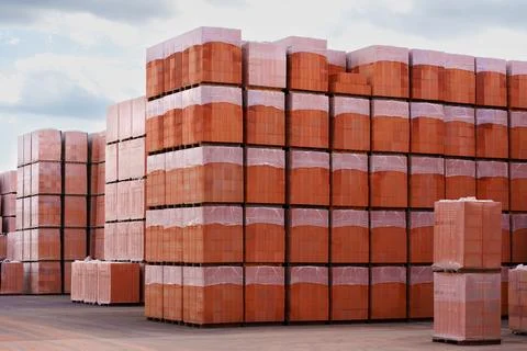 Large Pallets of Red Clay Bricks Arranged in Outdoor Storage in Hainstadt Fotos de archivo
