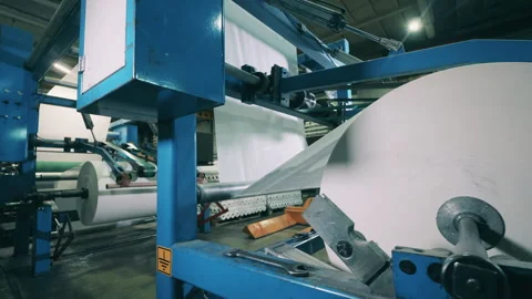 Large paper converting machine at a paper manufacturing plant Vidéo 150785388