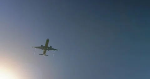 Large passenger airplane taking off or landing against beautiful blue sky wit Vídeo Stock 121620185