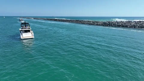 Large Personal Boat Cruises through Waters of Newport Beach Near The Wedge in Vidéo 339980095