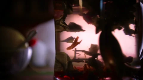 Large petals fruit tea stirring spoon in a mug . Slow motion. Vídeos de archivo 88325595