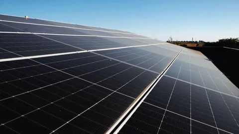 Large photovoltaic array used for renewable energy generation Vídeo Stock 345605962