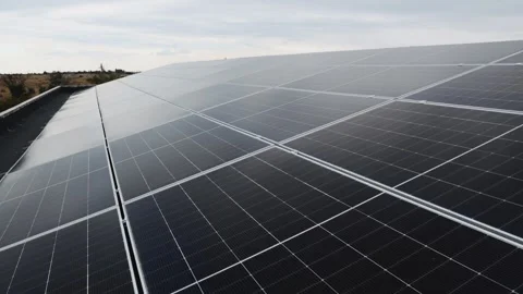 Large photovoltaic array used for renewable energy generation Vídeo Stock 345607966