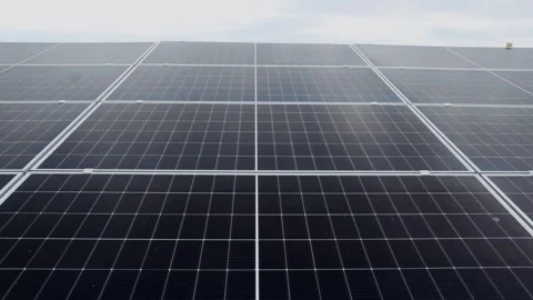 Large photovoltaic array used for renewable energy generation Vídeo Stock 345610163