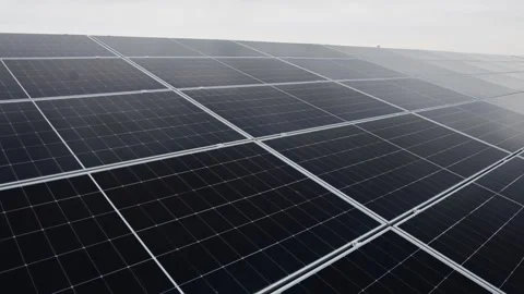 Large photovoltaic array used for renewable energy generation Vídeo Stock 345610911
