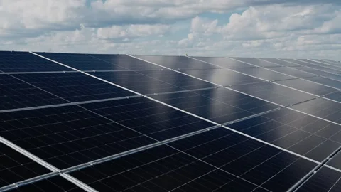 Large photovoltaic array used for renewable energy generation Vídeo Stock 345611433