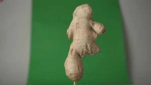 Large Piece of Ginger, Rotating on Green Screen, Chroma Key. Vidéo 186758662